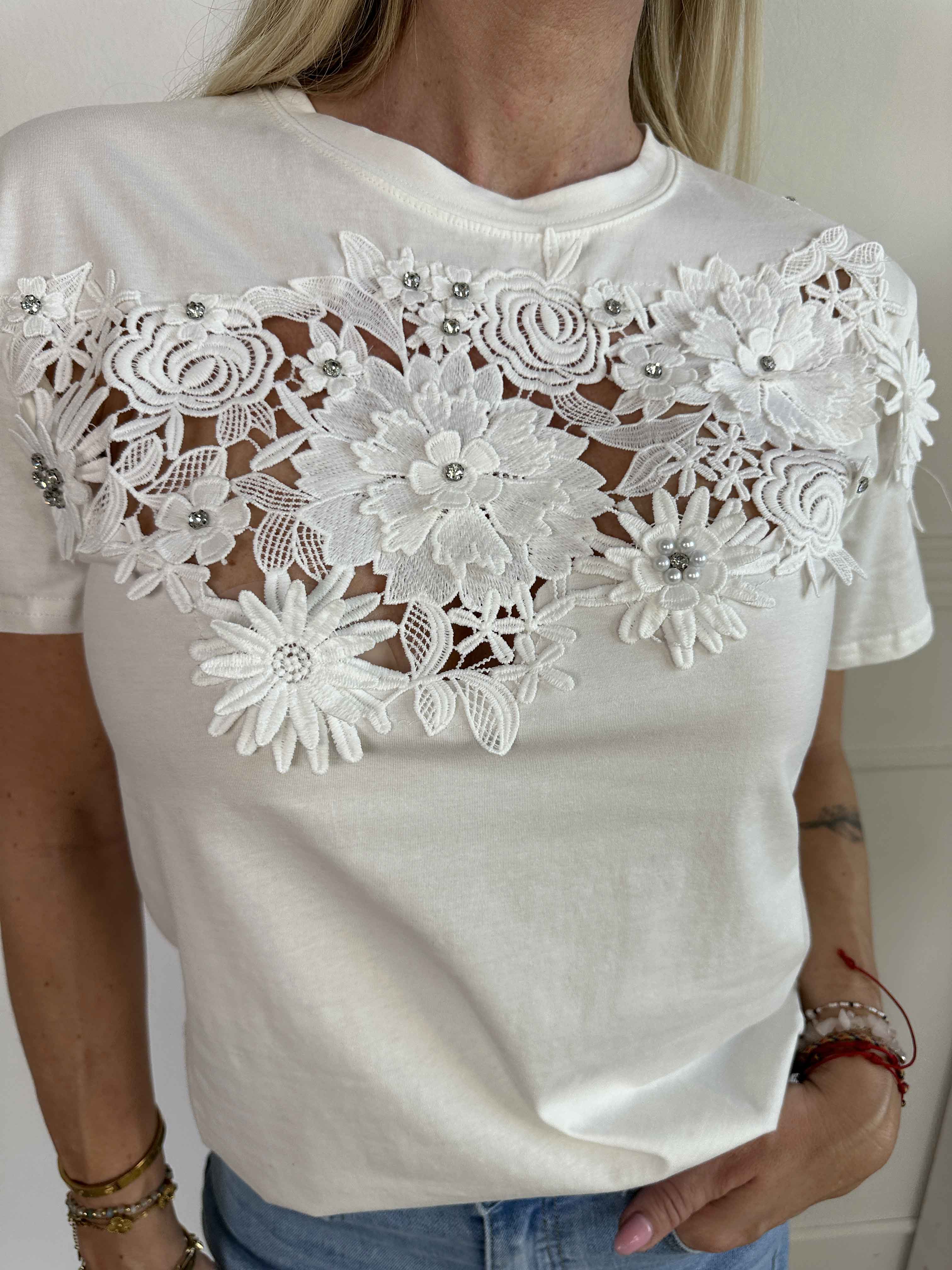 Selma - T-shirt i bomull med broderade detaljer och fuskpäls på bröstet